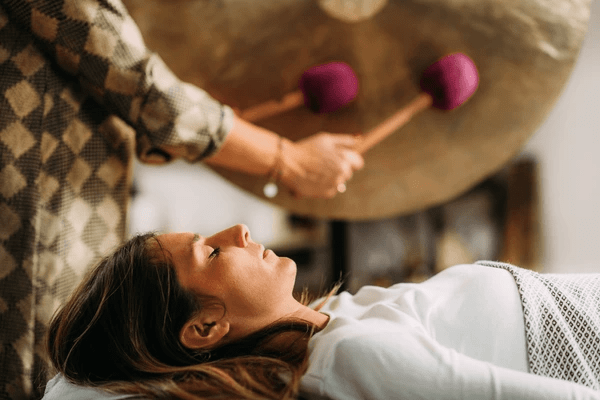 therapies-sonores-2025-science-des-sons-et-innovations-quantiques-pour-la-regeneration