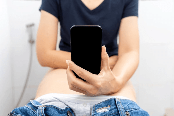 smartphone-aux-toilettes-et-hemorroides-lalerte-sanitaire-du-congres-ddw-2025