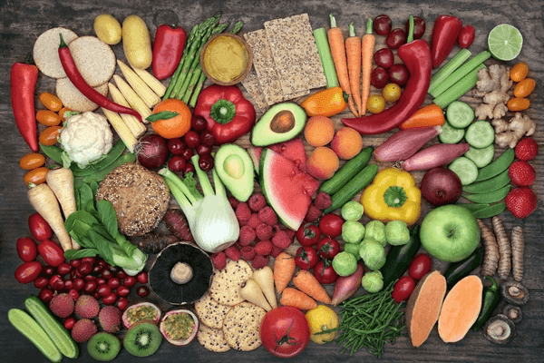 regime-vegetarien-vegetalien-avantages-et-precautions-guide-complet-2025