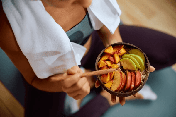 Jeune femme suivant un programme d'alimentation riche en legumes et fruits