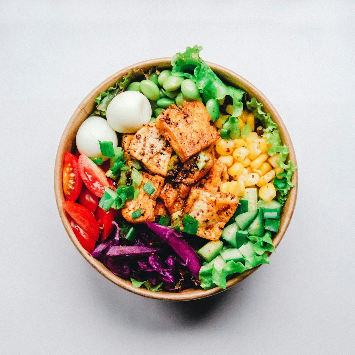 Bol de quinoa, avocat et légumes colorés